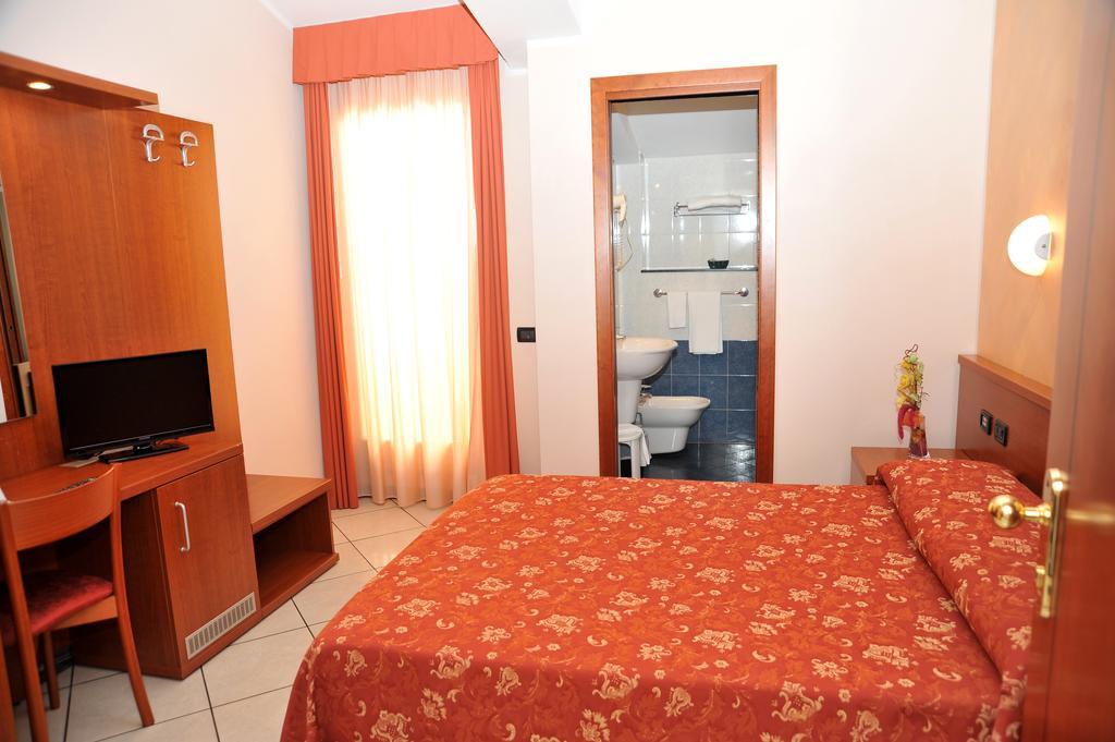 Hotel Stazione ลีวอร์โน ภายนอก รูปภาพ
