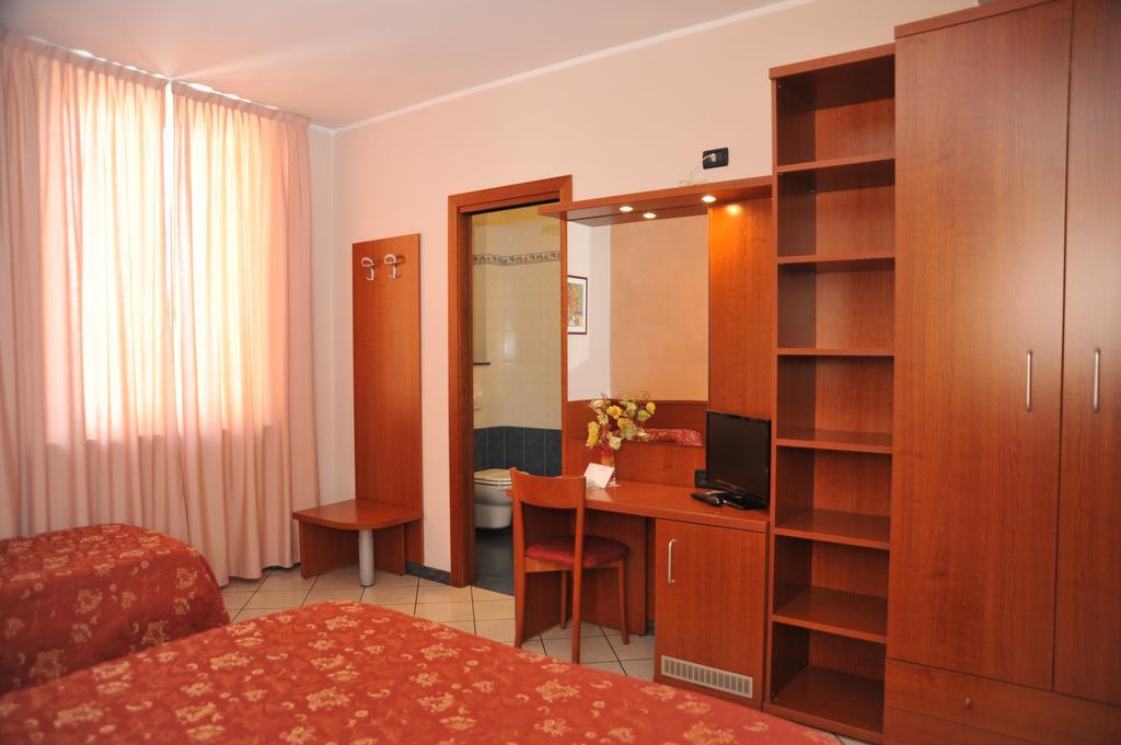 Hotel Stazione ลีวอร์โน ภายนอก รูปภาพ