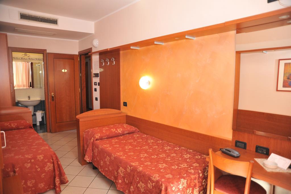 Hotel Stazione ลีวอร์โน ภายนอก รูปภาพ