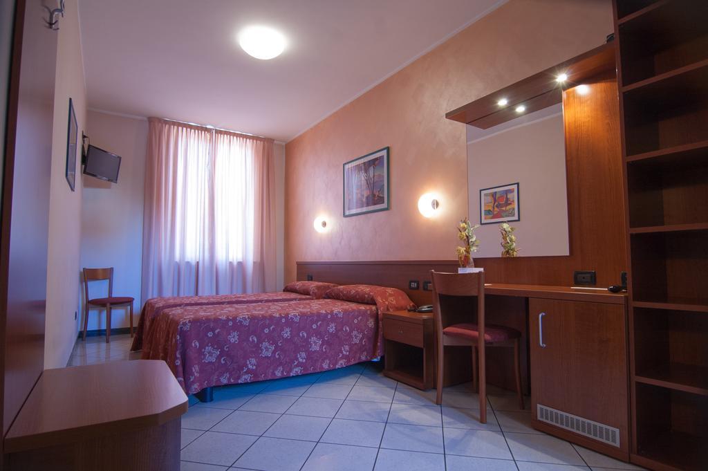 Hotel Stazione ลีวอร์โน ภายนอก รูปภาพ
