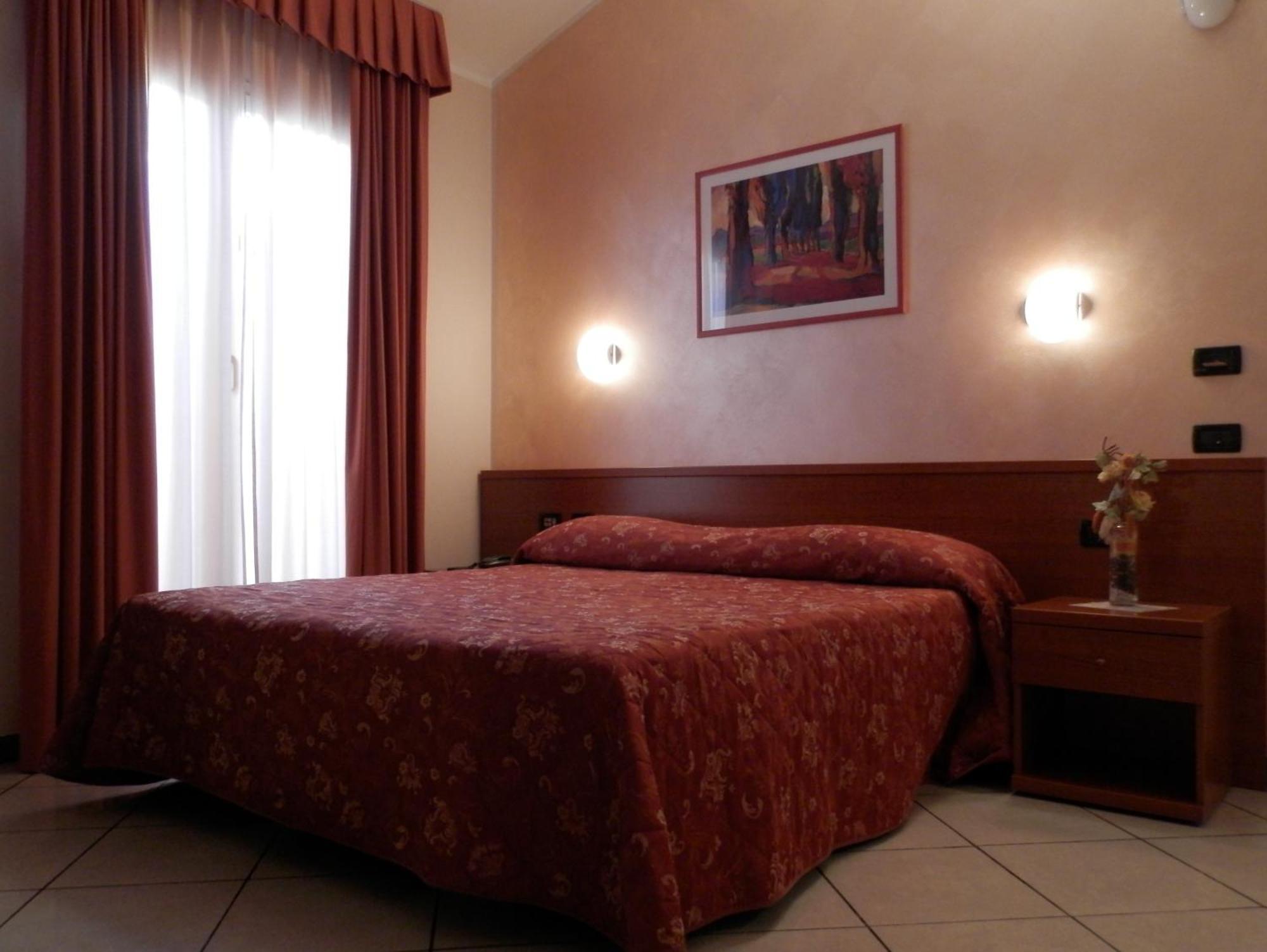 Hotel Stazione ลีวอร์โน ภายนอก รูปภาพ