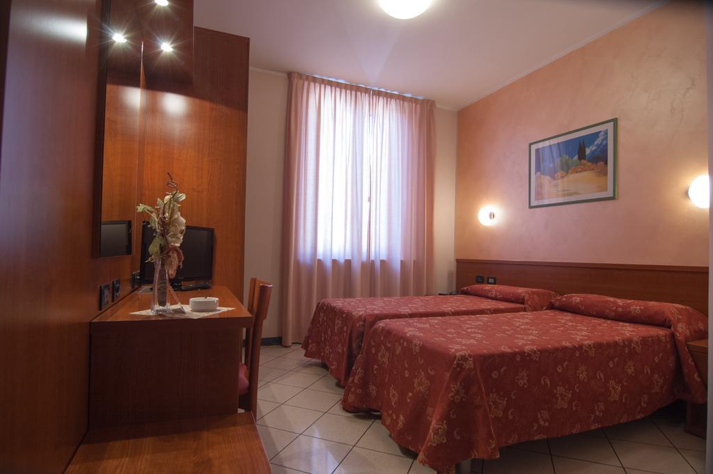Hotel Stazione ลีวอร์โน ภายนอก รูปภาพ